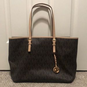 Michael Kors Purse. Lightly used. Great condition. No rips,tears, stains